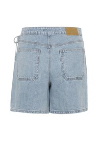 Short en jean bleu clair avec taille élastique, cordon latéral, deux poches plaquées au dos et une petite étiquette de marque en cuir marron à la taille.