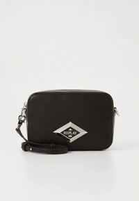 Sort syntetisk skuldertaske med rektangulær form, sølvfarvet diamantlogo og justerbar rem. Glat tekstur med lynlås lukning.