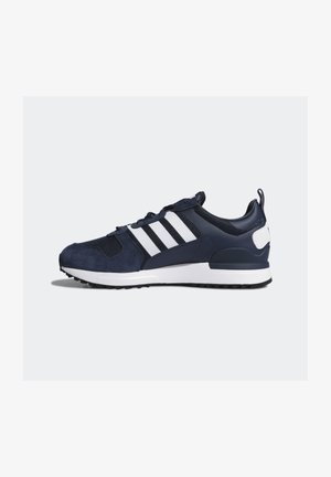 Granatowo-białe buty sportowe Adidas z siateczkowymi i zamszowymi detalami, trzema białymi paskami po bokach i fakturowaną czarną gumową podeszwą.