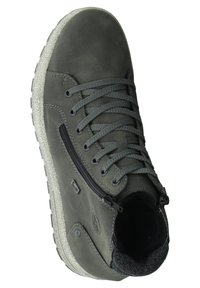 Grå lädersneaker med en texturerad yta, med snörning, sidoglidningsdragkedja och en kontrasterande ljusgrå sula.