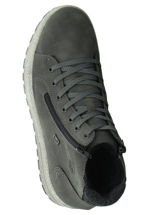 Baskets en cuir gris avec une finition texturée, présentant un design à lacets, une fermeture éclair latérale et une semelle de couleur gris clair contrastante.