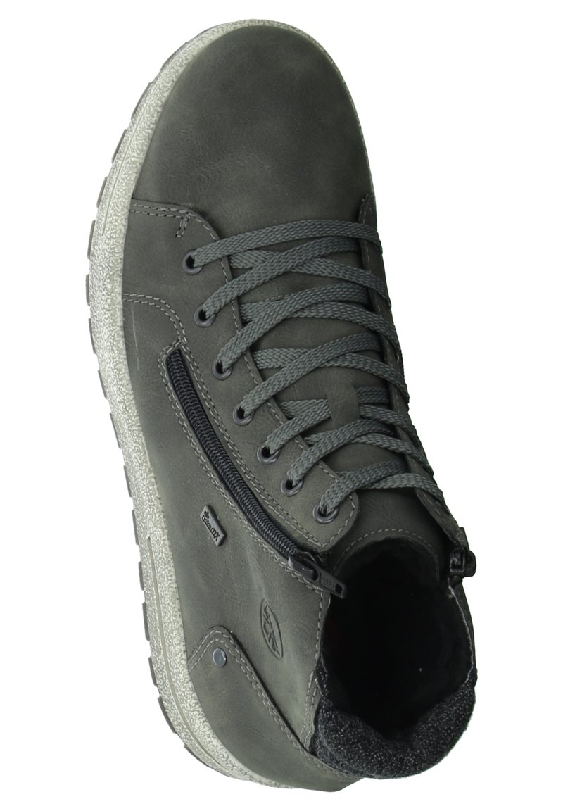Grå lädersneaker med en texturerad yta, med snörning, sidoglidningsdragkedja och en kontrasterande ljusgrå sula.