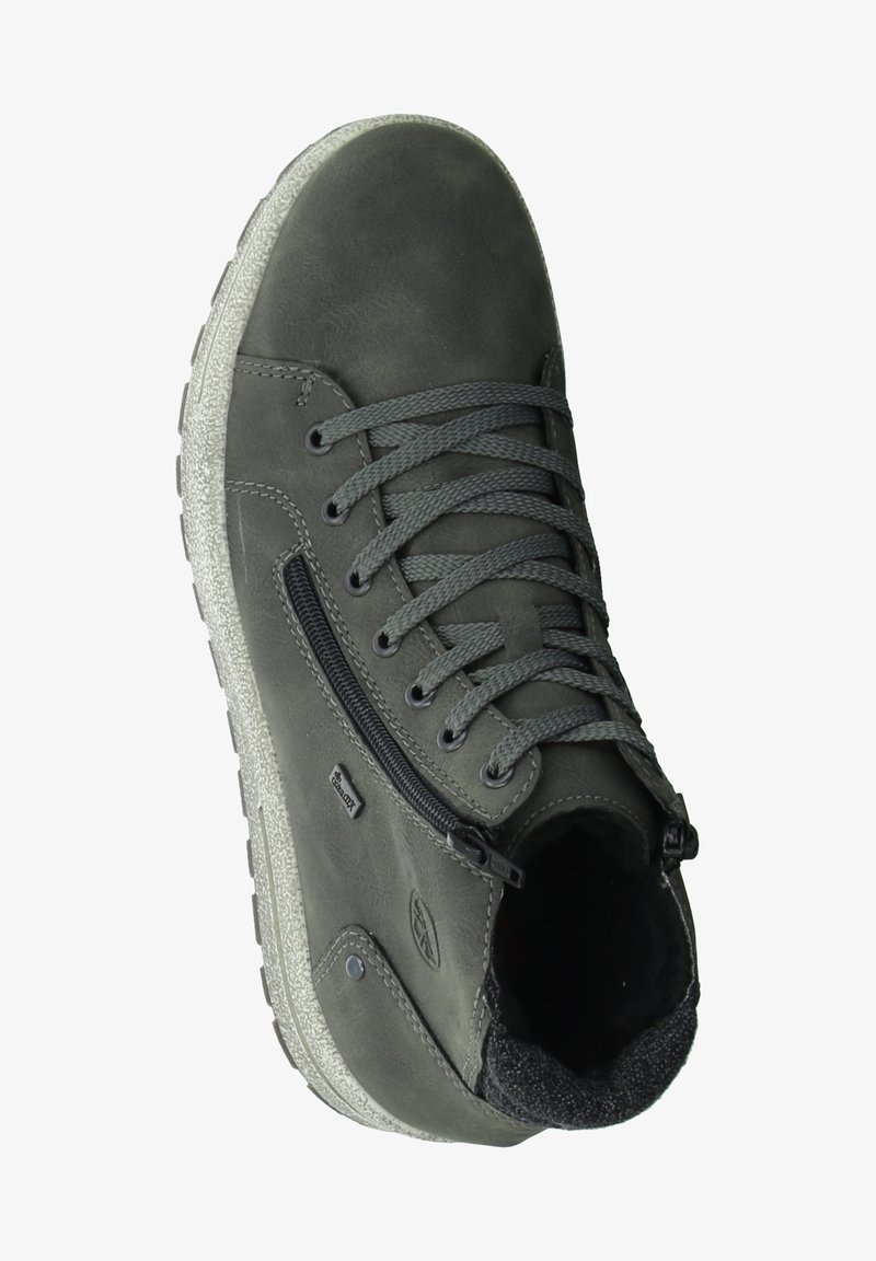 Baskets en cuir gris avec une finition texturée, présentant un design à lacets, une fermeture éclair latérale et une semelle de couleur gris clair contrastante.