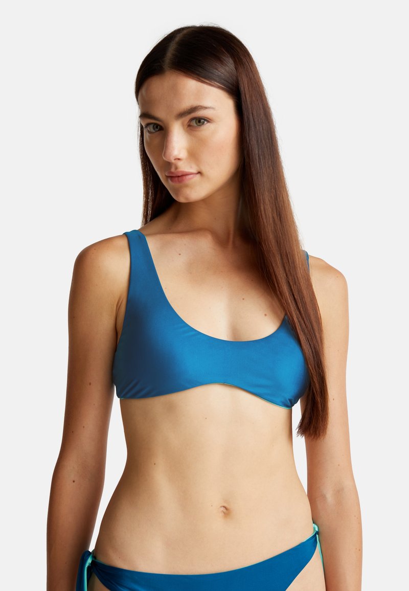 Modrý bikiny top s hladkou texturou, širokými ramínky a kulatým výstřihem, s bezešvou konstrukcí a živou barvou.