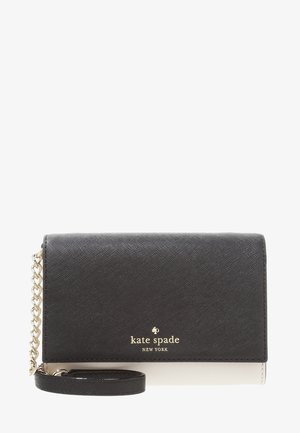 Pochette noire et blanche Kate Spade New York avec chaîne dorée et logo à l'avant, finition en cuir texturé.