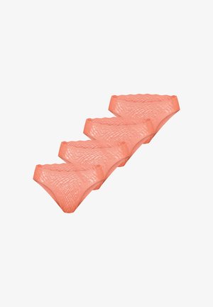 Quatre culottes en dentelle corail pour femmes disposées en diagonale sur un fond blanc.