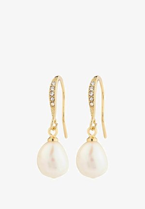 Gouden oorbellen met een gestructureerde haak, versierd met kleine kristallen en benadrukt door twee glanzende, onregelmatig gevormde parels.