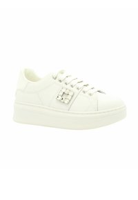 Sneaker bianco con tomaia in pelle liscia, lacci piatti, suola supportiva e dettaglio decorato con strass di lato. Design con punta arrotondata.