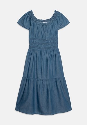 Robe en denim présentant des manches courtes volantes, un corsage smocké et une jupe à volants. Le tissu est d'une couleur bleu moyen avec une texture douce.