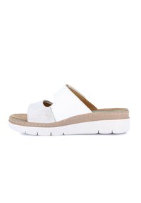 Infradito bianche aperte, con un accento in argento testurizzato e una suola intermedia beige. Suola in gomma bianca spessa con motivo a tasselli.