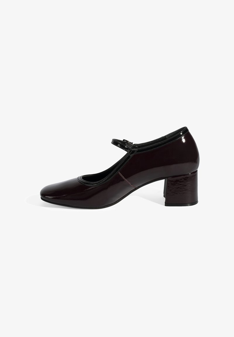 Chaussure Mary Jane en cuir verni bordeaux avec un bout rond, un petit talon carré et une bride ajustable sur le cou-de-pied.
