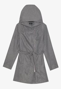 Cappotto grigio con cappuccio, dotato di zip asimmetrica e cintura in tessuto legata in vita, con maniche lunghe e tasche laterali.