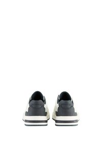 Adidași cu un suprafață din piele albă și accente contrastante de gri închis. Design low-top cu un toc texturat și talpă din cauciuc.