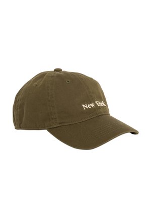 Olivgroene baseballpet met "New York" in het wit geborduurd aan de voorkant, voorzien van ventilatieoogjes en een gebogen klep.
