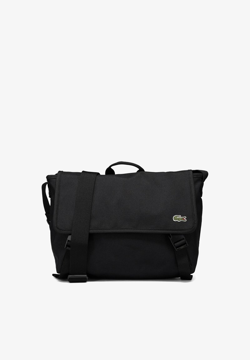 Borsa a tracolla nera in tessuto resistente, con chiusura a patta, tracolla regolabile e un piccolo logo verde sul davanti.