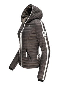 Veste noire rembourrée avec capuche, dotée de bandes blanches sur les côtés, de poches zippées et de poignets côtelés. Comprend un patch logo sur la manche.