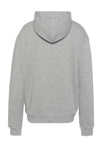 Sudadera gris con una textura suave, corte holgado, mangas largas y capucha con cordón. La parte inferior y los puños tienen detalles acanalados.