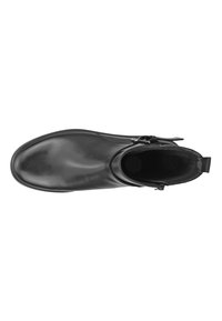 Botín negro de tobillo hecho de cuero suave con punta redonda, cremallera lateral y una pestaña para facilitar su uso. Forro interior texturizado.