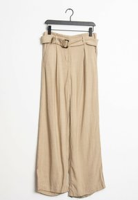 Pantalones de pierna ancha beige con cintura alta, que incluyen un cinturón de tela, pliegues y una textura ligera, colgando de una percha negra.