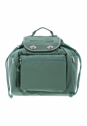 Sac vert Mandarina Duck avec poche avant zippée, rabat supérieur avec fermoirs métalliques, poches latérales zippées et poignée supérieure.
