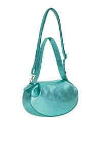Borsa a spalla in pelle metallizzata turchese con forma arrotondata, tracolla regolabile e dettaglio laterale con pattina. Texture liscia con una finitura lucida.