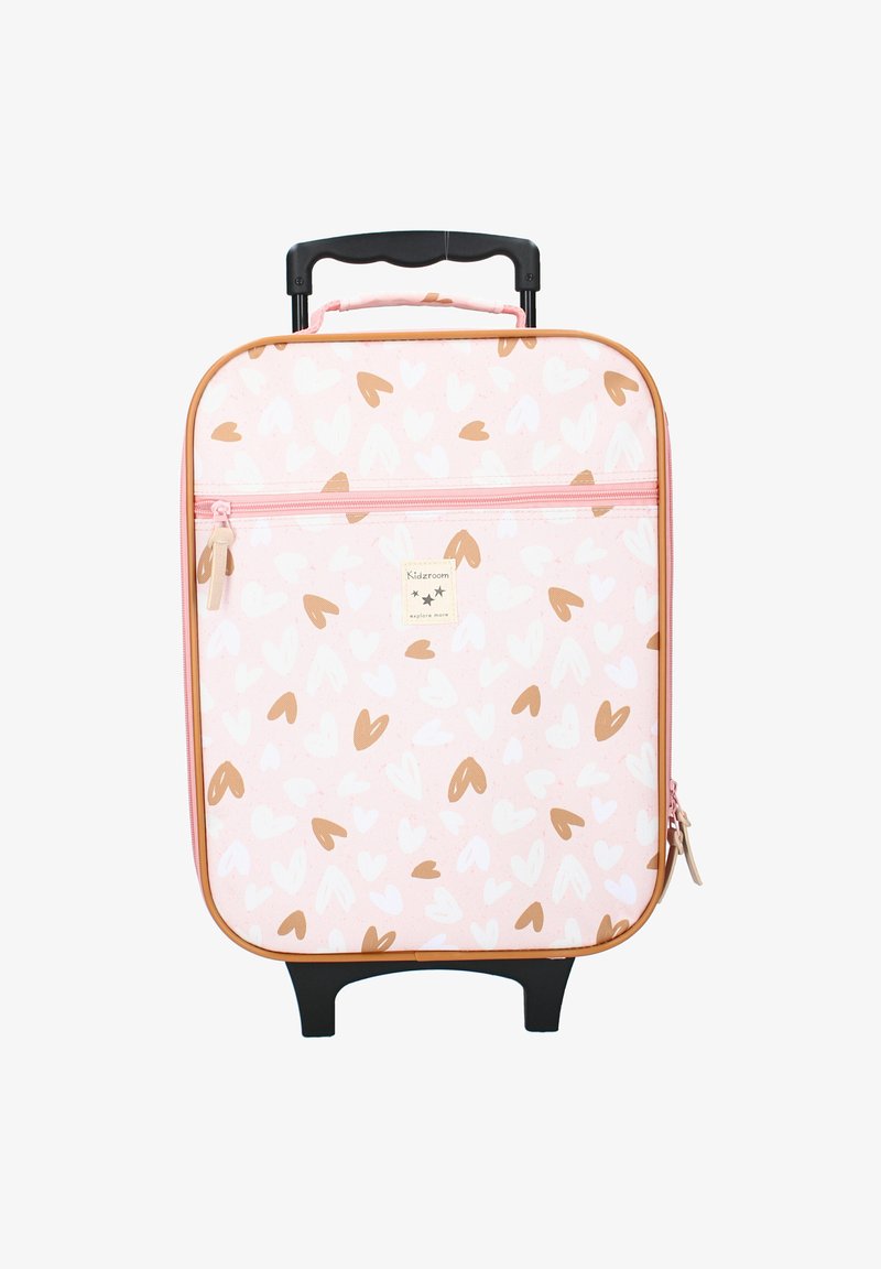 Roze koffer met een speels hartpatroon in wit en bruin, voorzien van een zwarte telescoophandgreep en wielen voor mobiliteit.