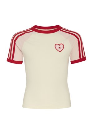 Camicia color crema a maniche corte con colletto rosso e righe, con un logo a forma di cuore rosso sul petto con un design a foglia all’interno.