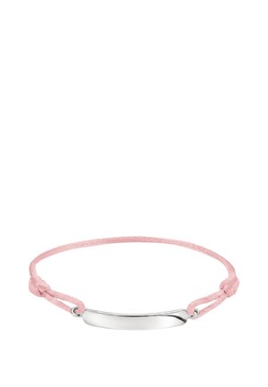 Armband mit dünnem hellrosa Band und einer glatten, gebogenen, glänzenden silbernen Metallplatte in der Mitte.