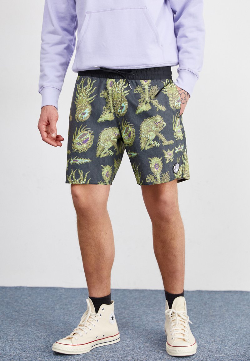 Shorts multicolores con un estampado atrevido de varias criaturas, confeccionados en un tejido ligero, con una cinturilla elástica y bolsillos.