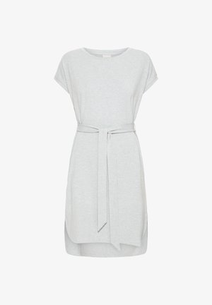 Robe décontractée à manches courtes gris clair avec un col rond et une ceinture à nouer à la taille, présentant un ourlet légèrement arrondi.