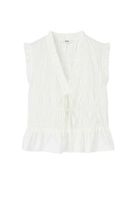 Haut sans manches blanc avec texture froncée, bords volants, décolleté en V et cordon de serrage à la taille, présentant un ourlet évasé.