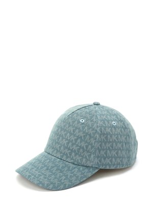 Cappellino da baseball in denim azzurro chiaro con pannelli cuciti e fori di ventilazione, mostrato inclinato su uno sfondo bianco.