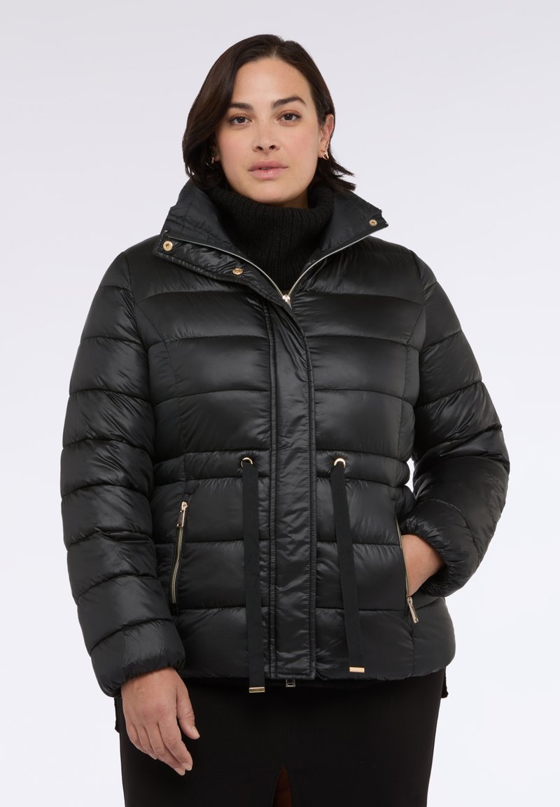 Czarna pikowana kurtka z zamkiem błyskawicznym z przodu, wysokim kołnierzem i złotymi akcentami. Posiada poziome przeszycia, dwie boczne kieszenie oraz sznurki regulujące u dołu.