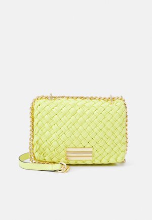 Bolso pequeño de tejido verde lima con cadena dorada y cierre rectangular dorado sobre fondo blanco.