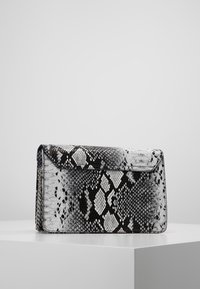 Pieces Axelremsväska - grey