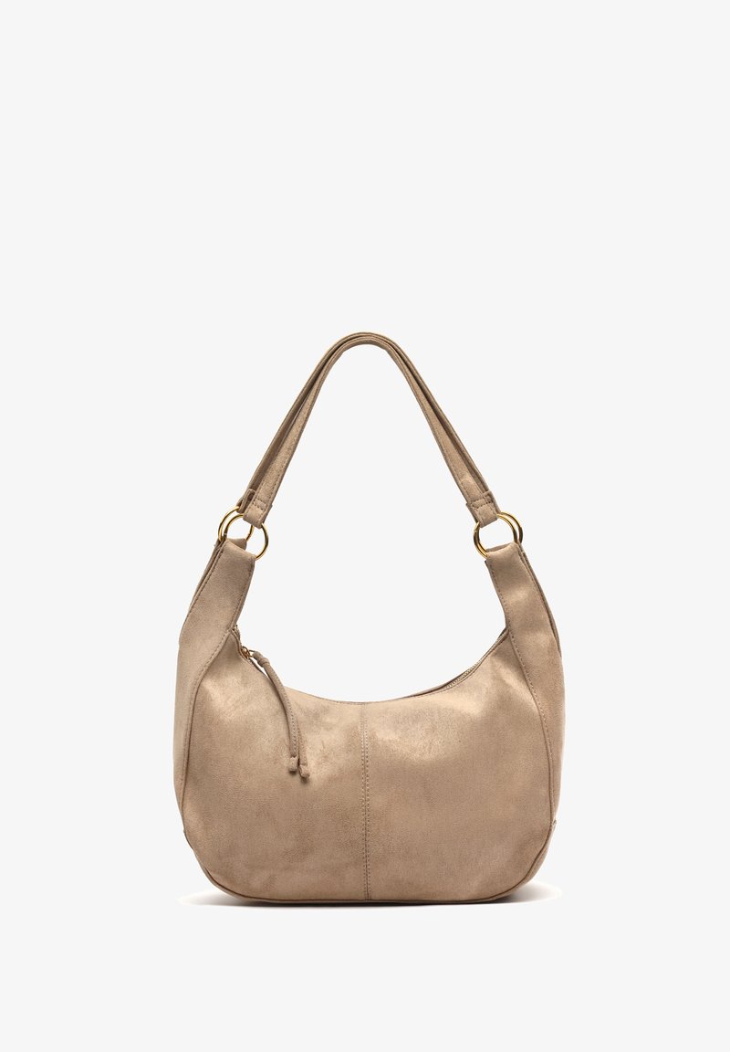 Bolso de hombro beige de ante con detalles de anillos dorados y cierre de cremallera, con una sola correa y una forma redondeada y ligeramente caída.