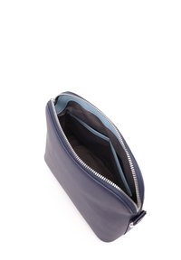 Marineblaue Ledertasche mit silbernem Reißverschluss, ausgestattet mit einem hellblauen Innenraum und mehreren Fächern zur Organisation. Glatte Textur.