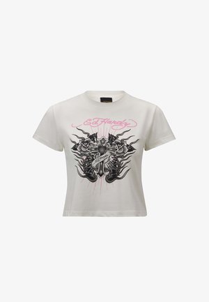 T-shirt croppato bianco in cotone con un design grafico centrale in nero e rosa raffigurante un cuore, una croce e delle fiamme, con il testo "Ed Hardy" sopra.