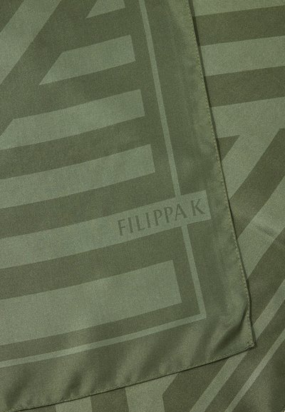 Διπλωμένο ελιάς πράσινο ύφασμα με γεωμετρικές ρίγες και το κείμενο "FILIPPA K" υφασμένο στο μοτίβο.