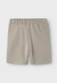 Lys grå bomulds shorts med lige snit, elastisk talje og ingen synlige lommer eller mønstre. Glat tekstur og enkelt design.
