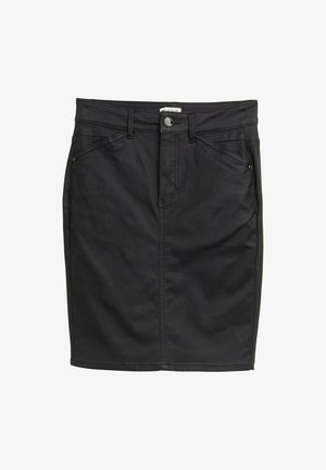 Sort denimnederdel med en tætsiddende design, forlommer og en synlig knaplukning. Glat tekstur og knælængde.