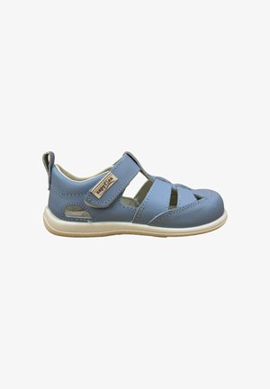 Sandalia azul para niños con puntera cerrada, tira de velcro, suela blanda y diseño transpirable con recortes.
