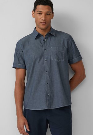 Korte mouwen, donkerblauwe button-up shirt gemaakt van een gestructureerde stof met een borstzak en contrasterende witte stiksels.