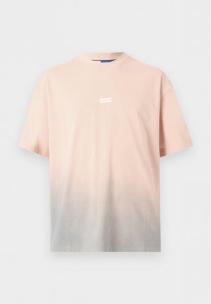 Μπλούζα με κοντά μανίκια και στρογγυλή λαιμόκοψη με ροζ-γκρι διαβάθμιση και μικρό λευκό λογότυπο "HUGO" τοποθετημένο κεντρικά στο στήθος.