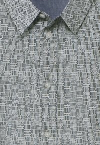 Kortärmad knappen-skjorta i lätt tyg med ett svartvitt rutmönster, med spetsig krage och genomskinliga knappar.