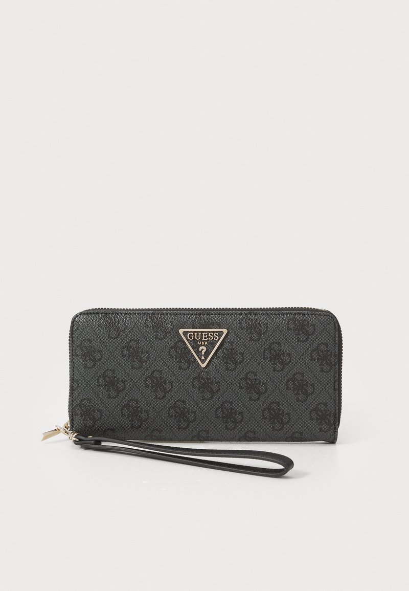 Portafoglio nero in materiale sintetico con finitura testurizzata, dotato di un logo triangolare dorato e una chiusura zip con cinturino da polso.