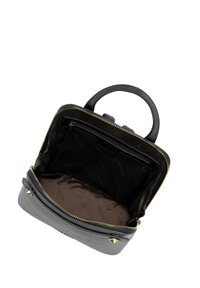 Sac à main en cuir gris avec une forme structurée, quincaillerie dorée et un intérieur spacieux comprenant une poche zippée et un revêtement logoté.