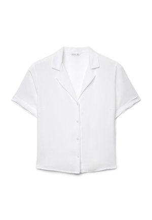 Camicia bianca a maniche corte con bottoni, colletto stile campeggio e polsini ripiegati, mostrata distesa su uno sfondo bianco.