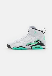 Sneaker bianco alto Air Jordan con accenti verde menta, dettagli neri e cuscinetto d'aria visibile su sfondo bianco.