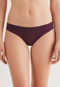 Bordeaux bikini broekje, gladde stof, lage taille, minimale bedekking. Kenmerkt schone lijnen en subtiele, geen hardware accenten.